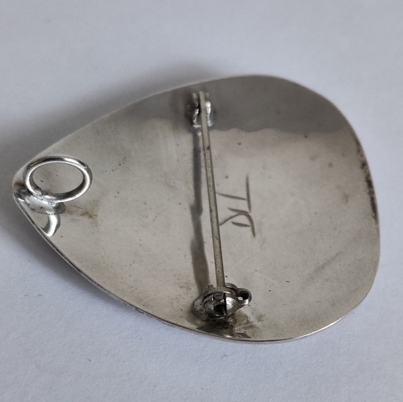 Northwest coast Indigenous Artisan Pin/Pendant Signed Sterling Silver - Picture 10 of 13